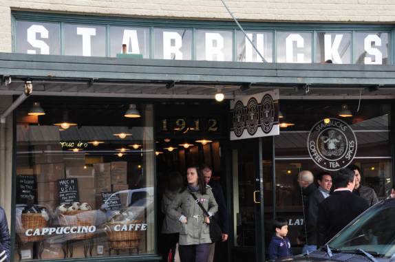 O primeiro Starbucks, em frente ao Pike Public Market, em Seattle, estado de Washington, nos Estados Unidos